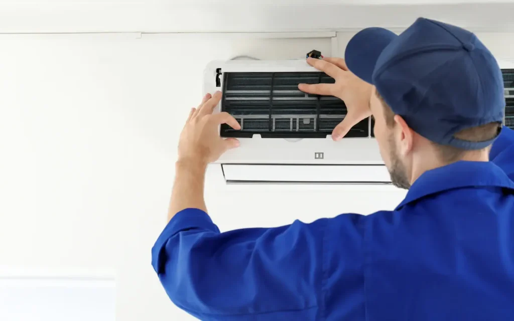 Svit Komfortu technician servicing an air conditioner in Varna