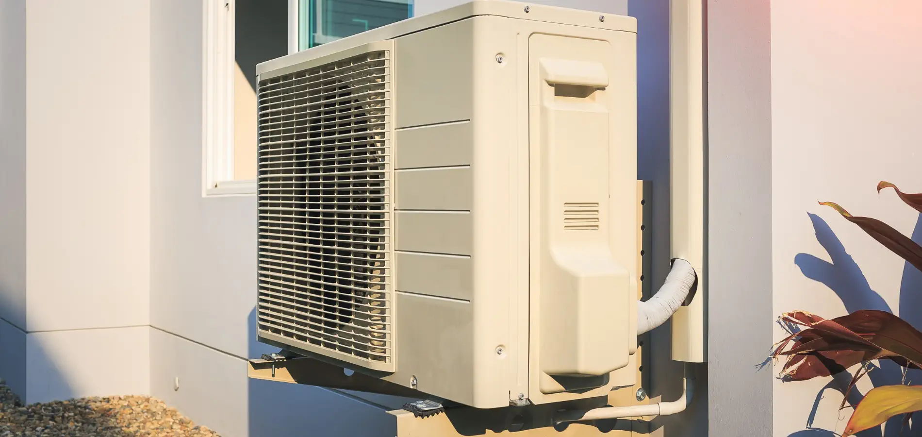 Инверторен климатик външно тяло монтирано на фасада на жилищна сграда