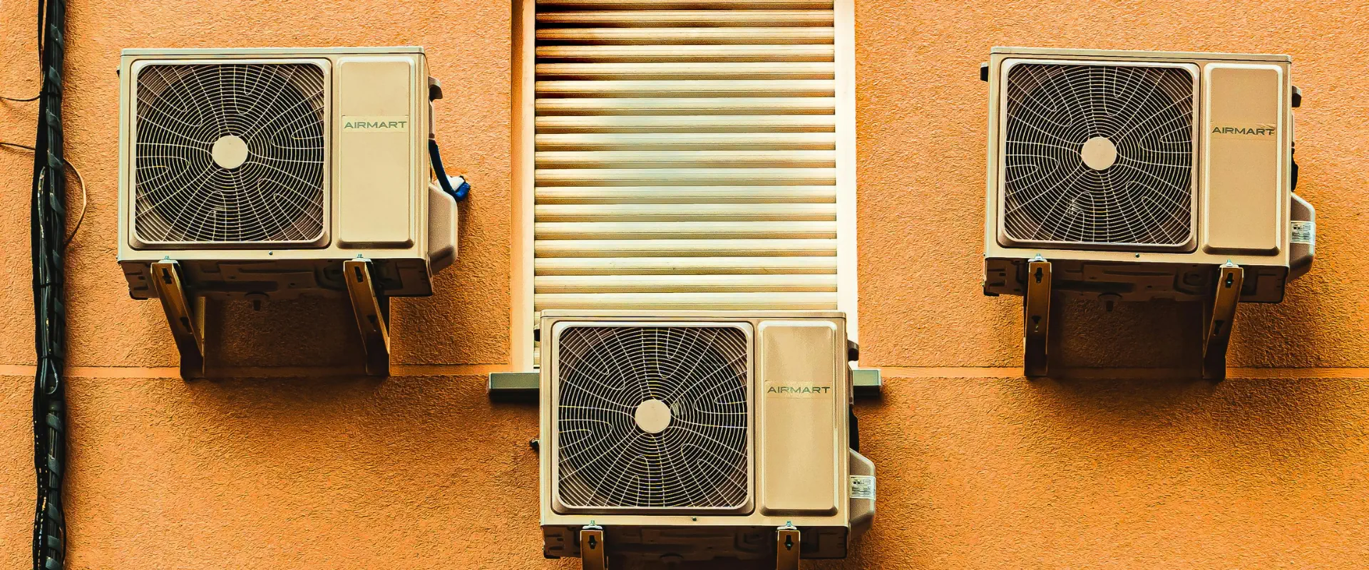 Външни тела на инверторни климатици, монтирани на фасада на сграда