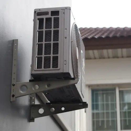 Монтаж на външно тяло на климатик върху фасадна конзола