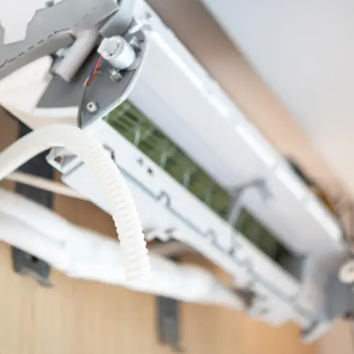 Монтаж на вътрешно тяло на климатик във Варна