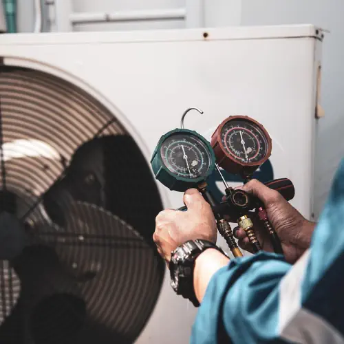 Измерване на налягането при външно тяло по време на монтаж на климатик