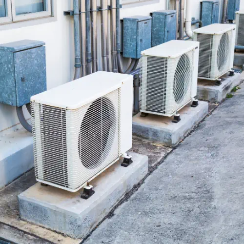 Хиперинверторни климатици — външно тяло след монтаж върху бетонна основа