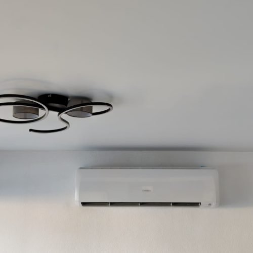 Монтаж на вътрешно тяло Mitsubishi Electric на стена в стая