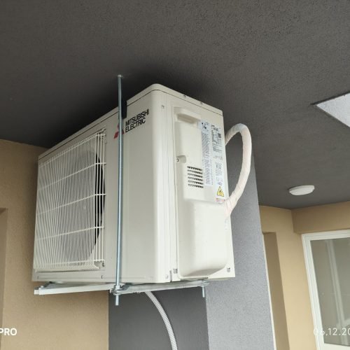 Монтаж на външно тяло Mitsubishi Electric R32 на тераса