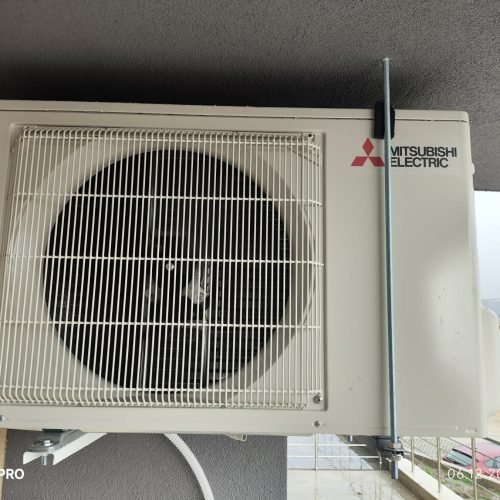 Външно тяло Mitsubishi Electric след монтаж на балкон